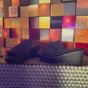 Black slide in wedges